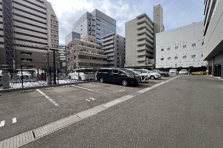ザ・青葉通レジデンスの平面駐車場